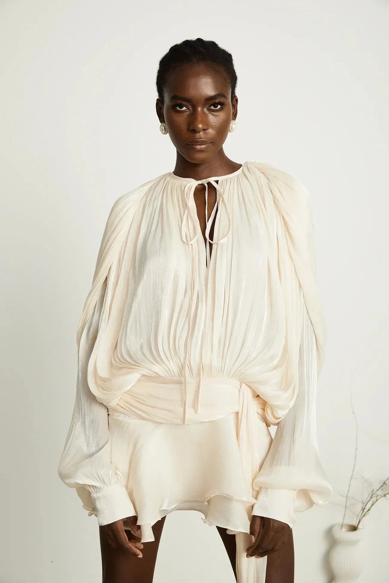 Robe courte à manches ballon drapées avec ourlet à volants
