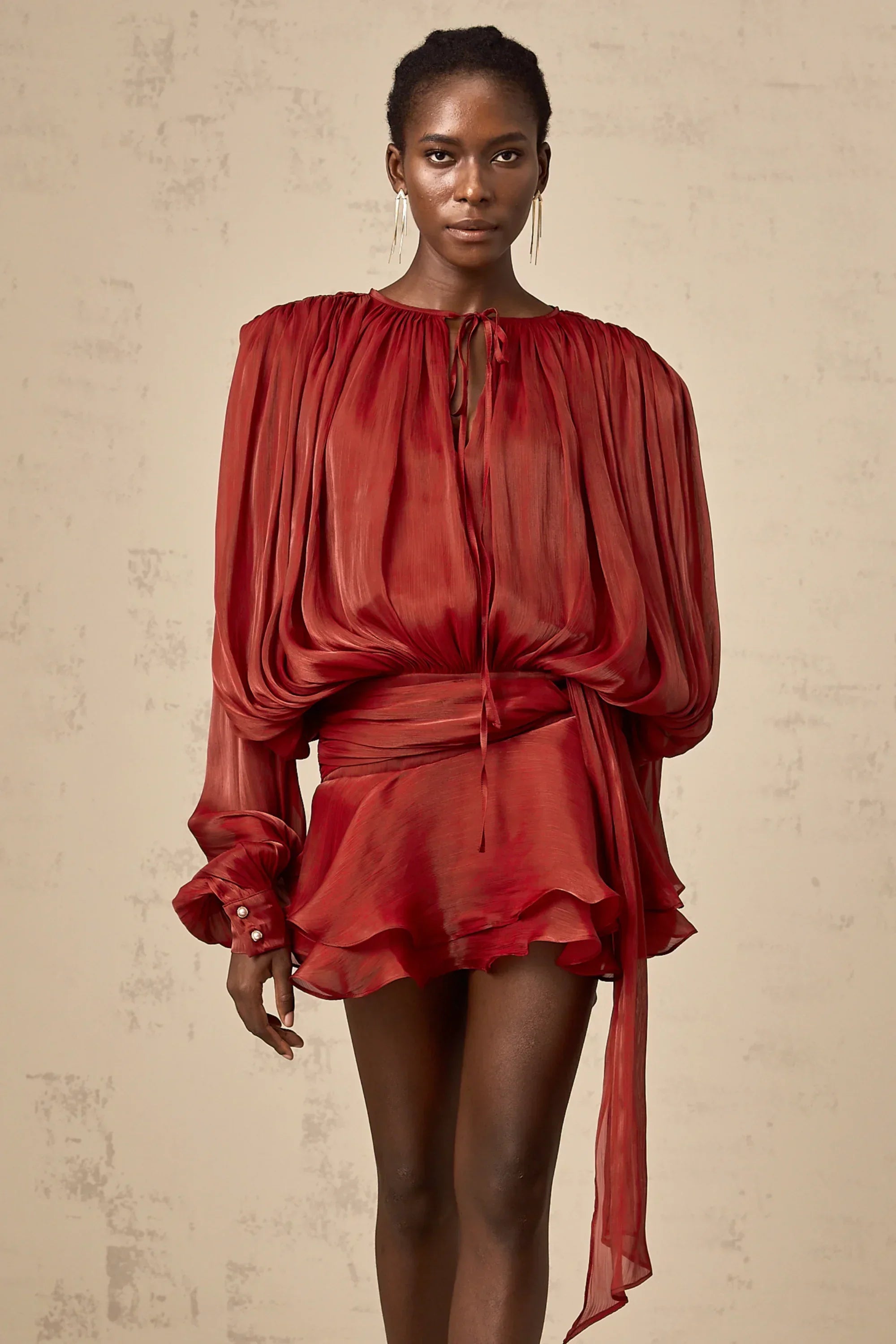 Robe courte à manches ballon drapées avec ourlet à volants
