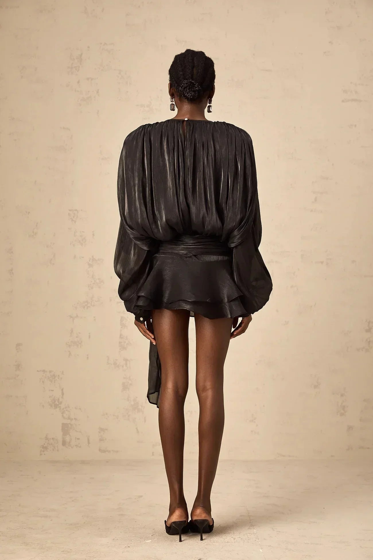 Robe courte à manches ballon drapées avec ourlet à volants