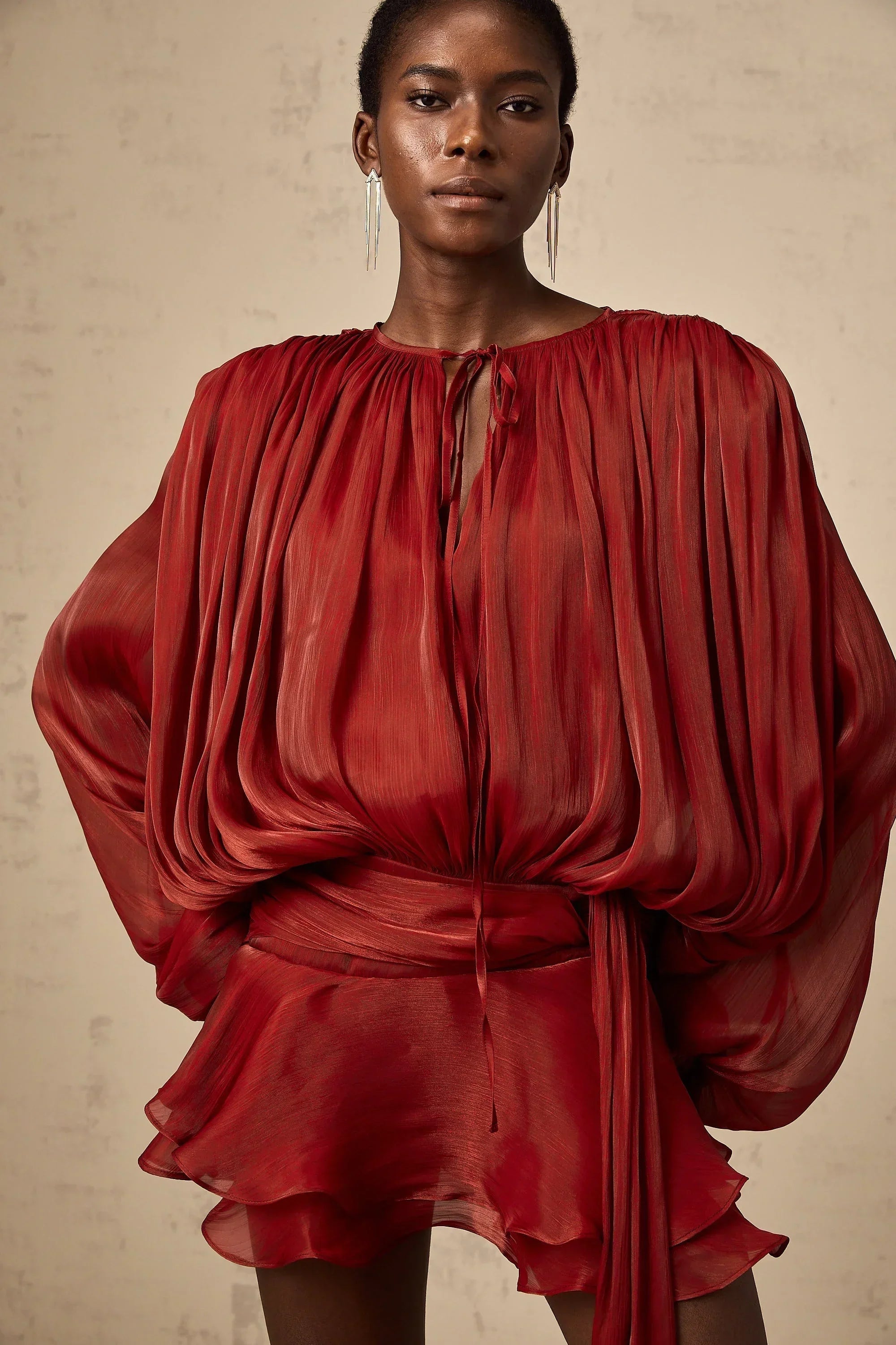 Robe courte à manches ballon drapées avec ourlet à volants