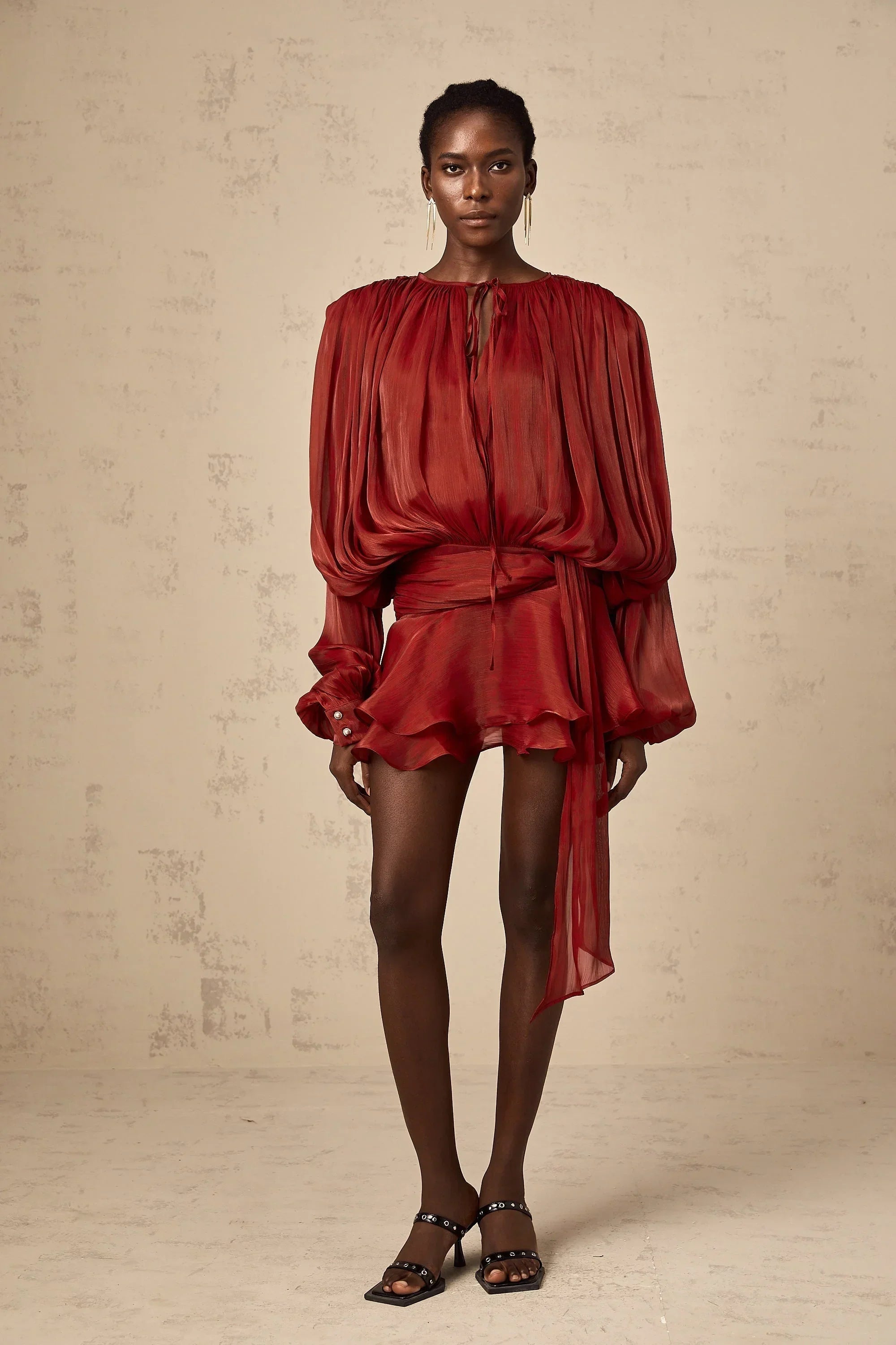 Robe courte à manches ballon drapées avec ourlet à volants