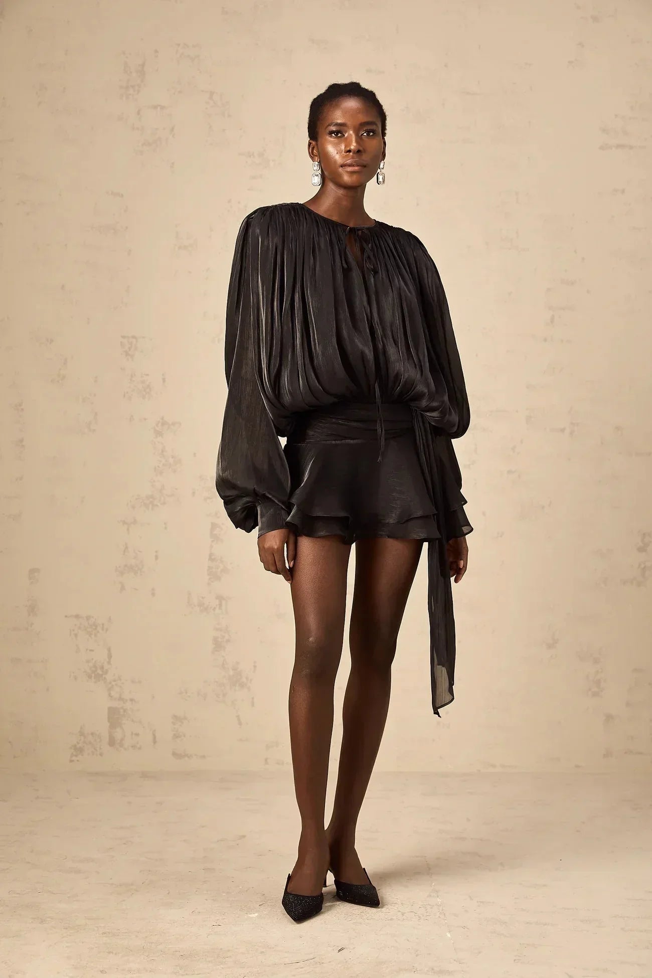 Robe courte à manches ballon drapées avec ourlet à volants