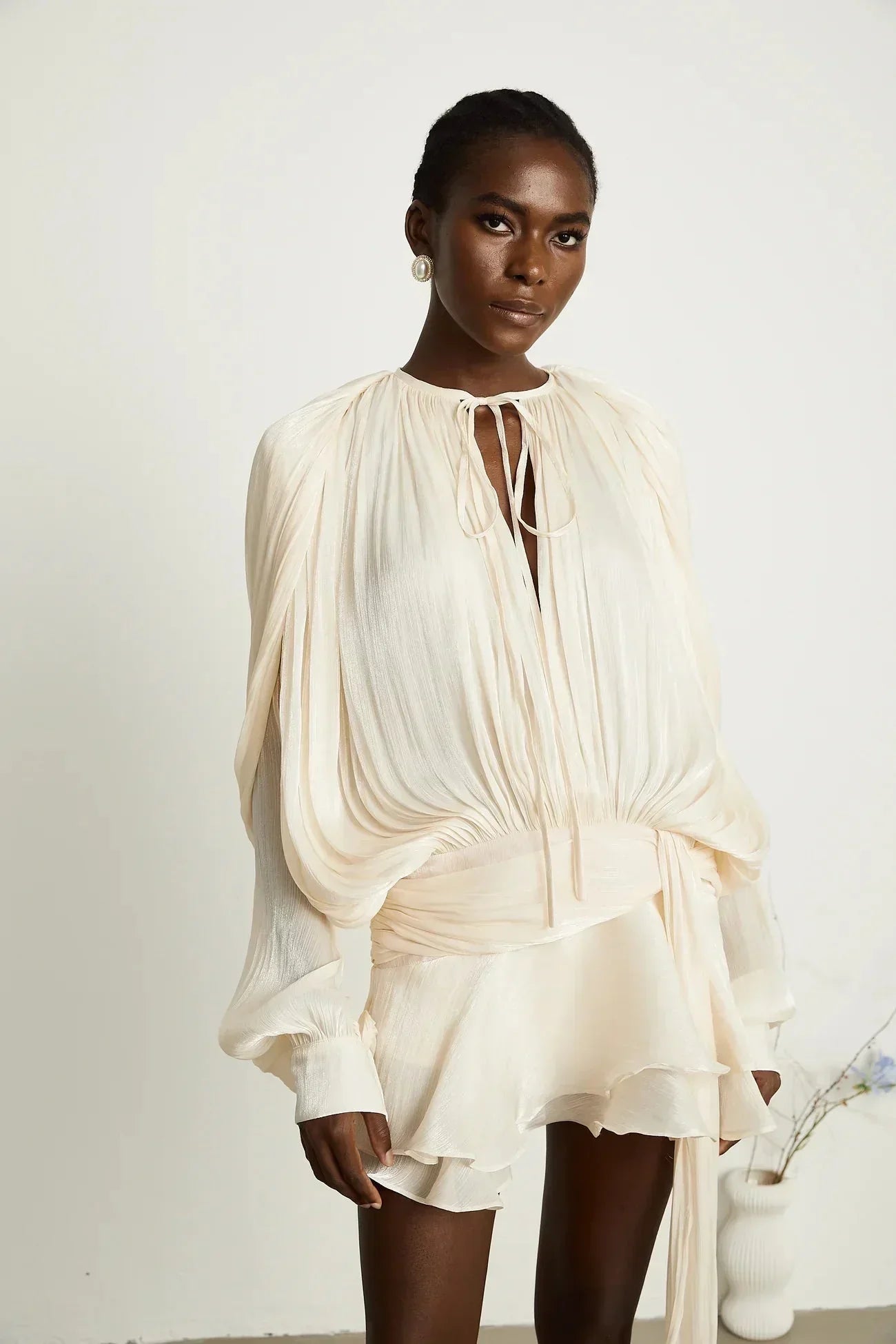 Robe courte à manches ballon drapées avec ourlet à volants