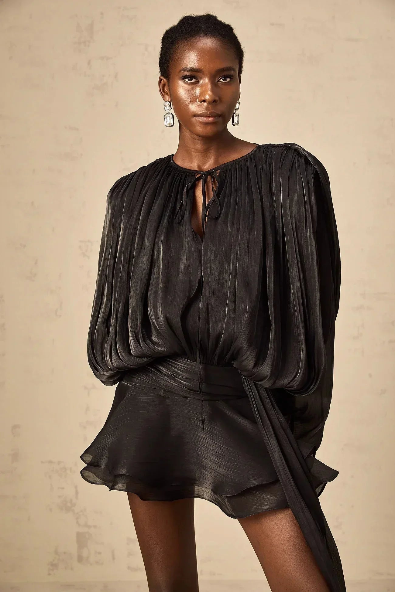 Robe courte à manches ballon drapées avec ourlet à volants