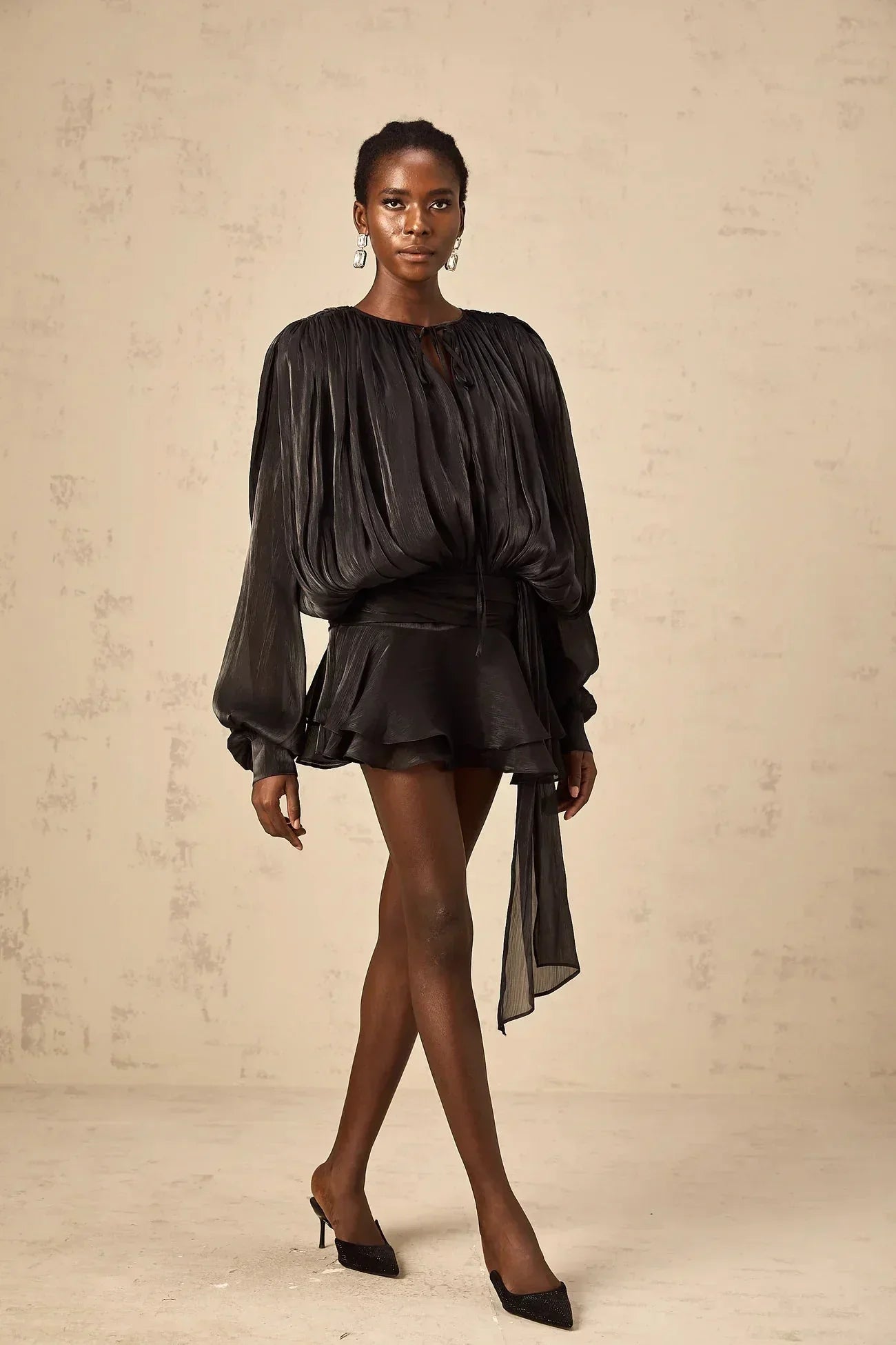 Robe courte à manches ballon drapées avec ourlet à volants