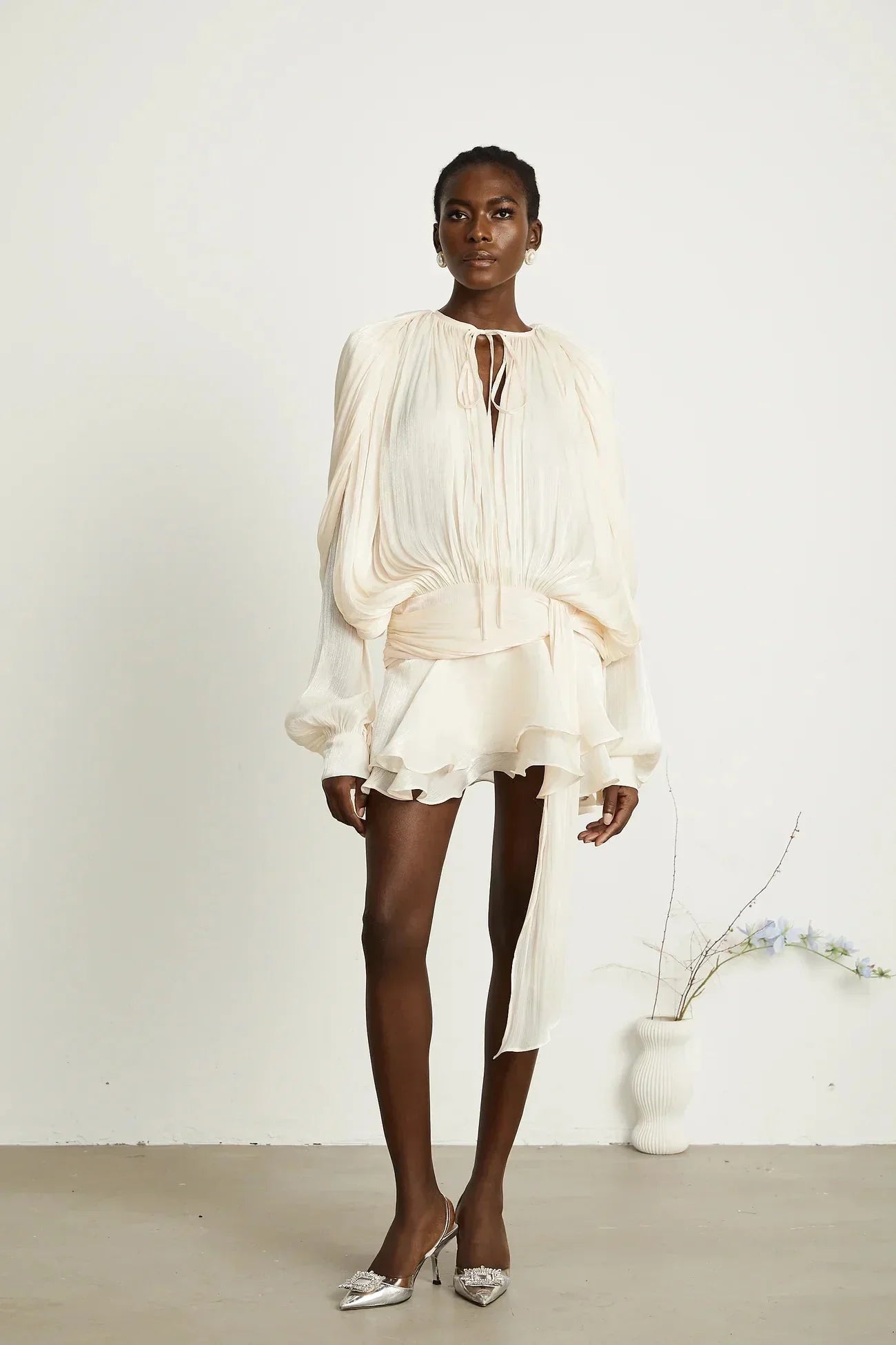 Robe courte à manches ballon drapées avec ourlet à volants