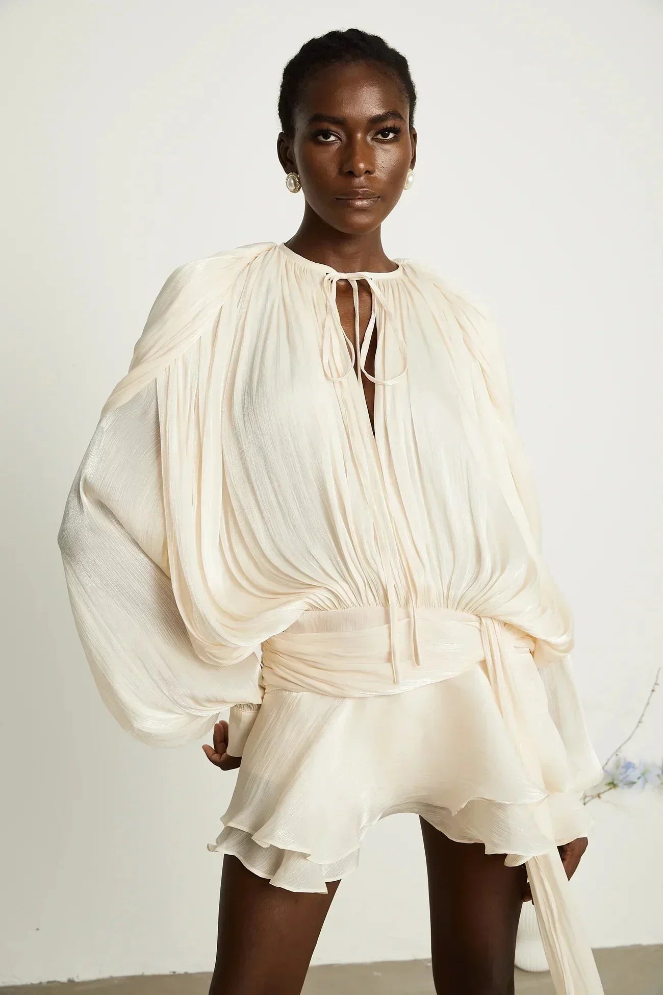 Robe courte à manches ballon drapées avec ourlet à volants