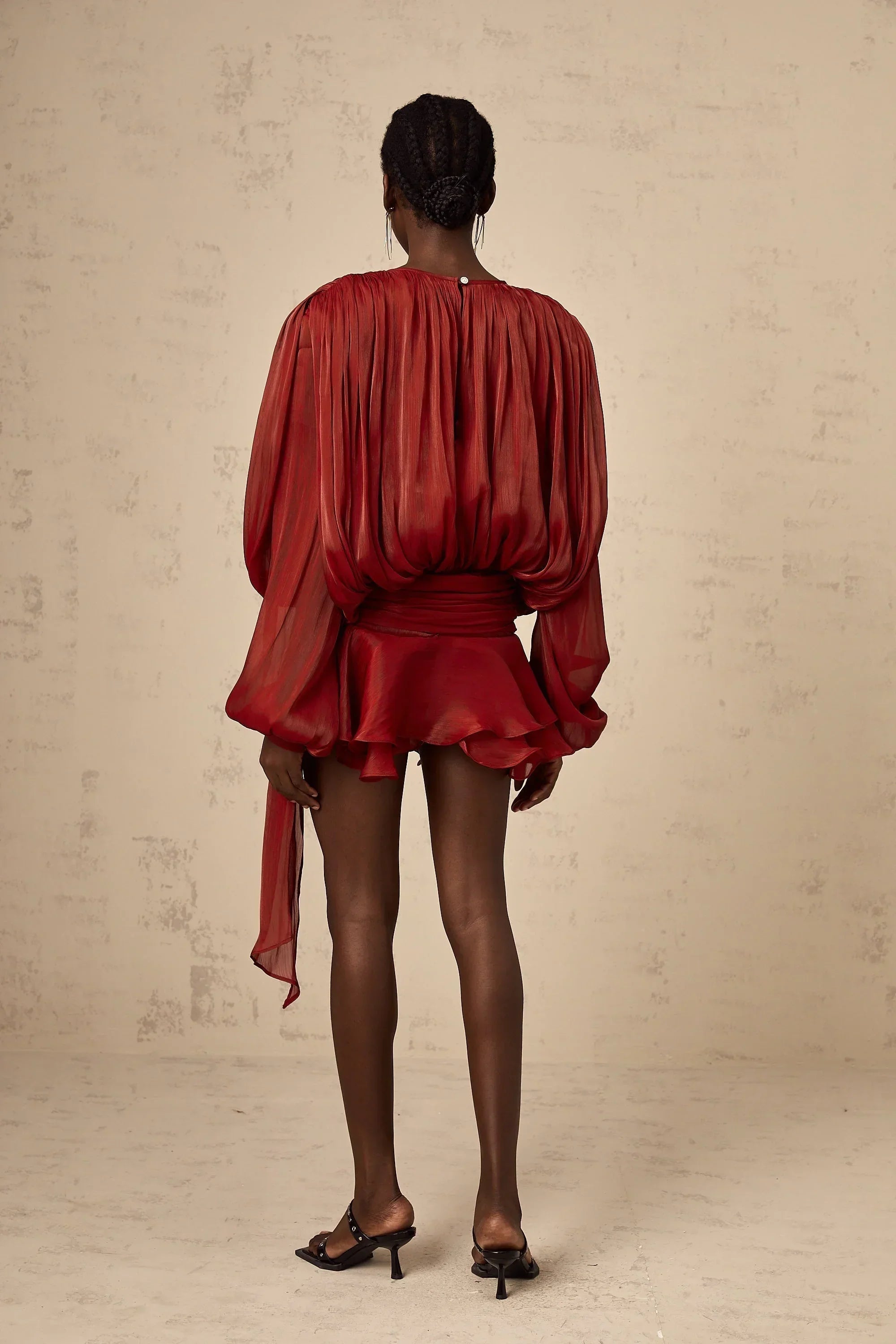 Robe courte à manches ballon drapées avec ourlet à volants