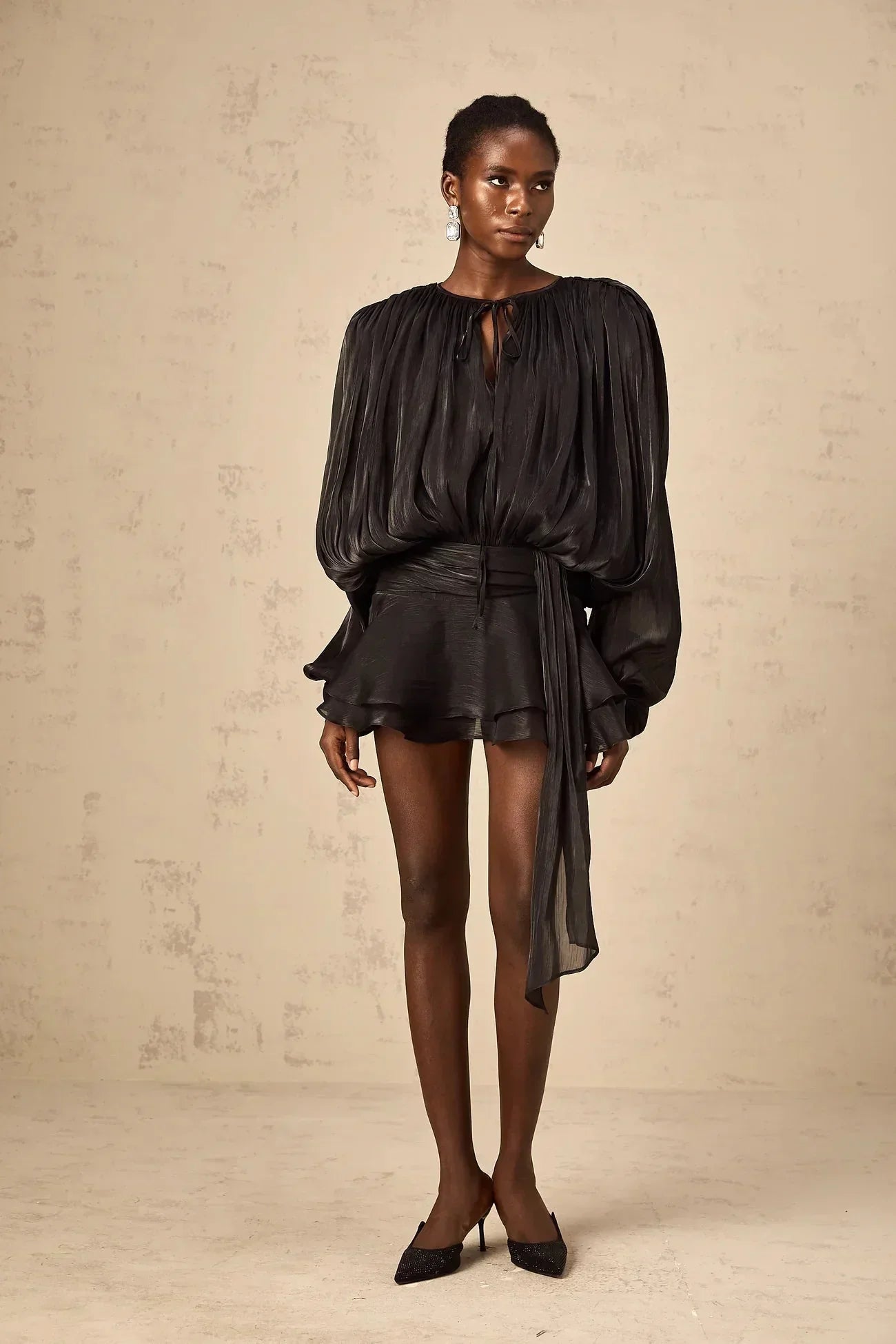 Robe courte à manches ballon drapées avec ourlet à volants