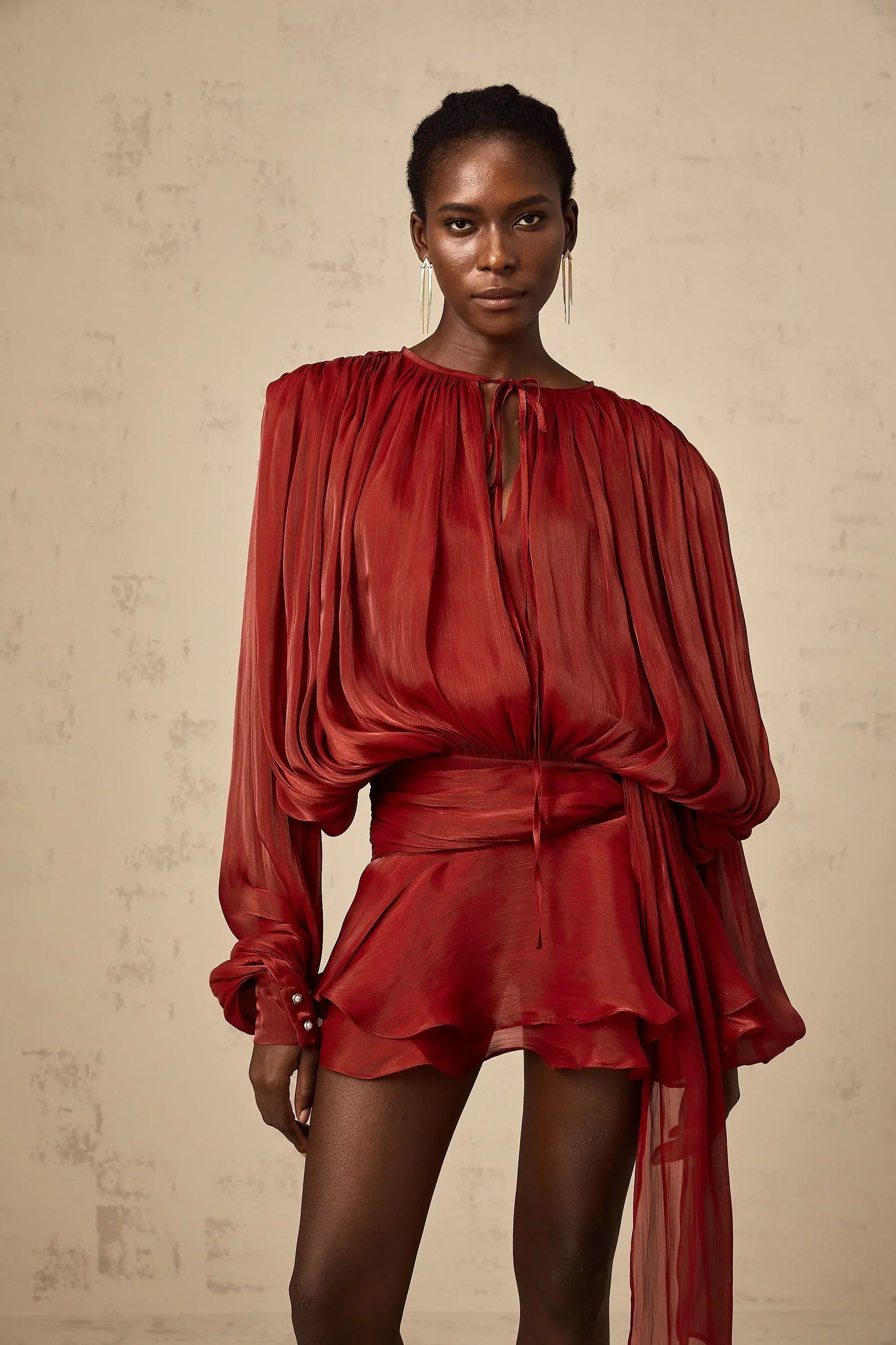 Robe courte à manches ballon drapées avec ourlet à volants