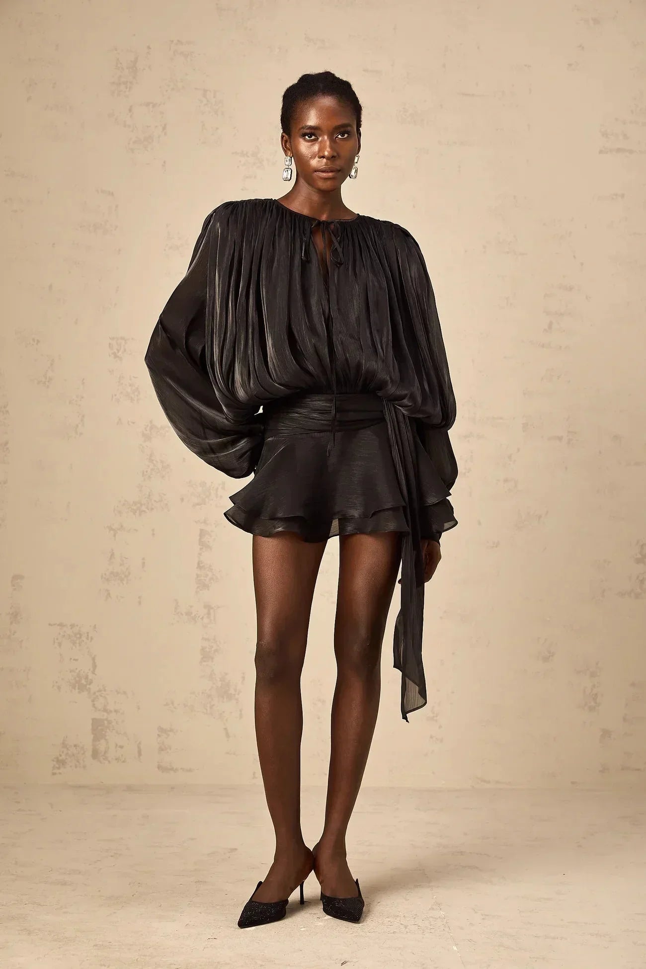 Robe courte à manches ballon drapées avec ourlet à volants