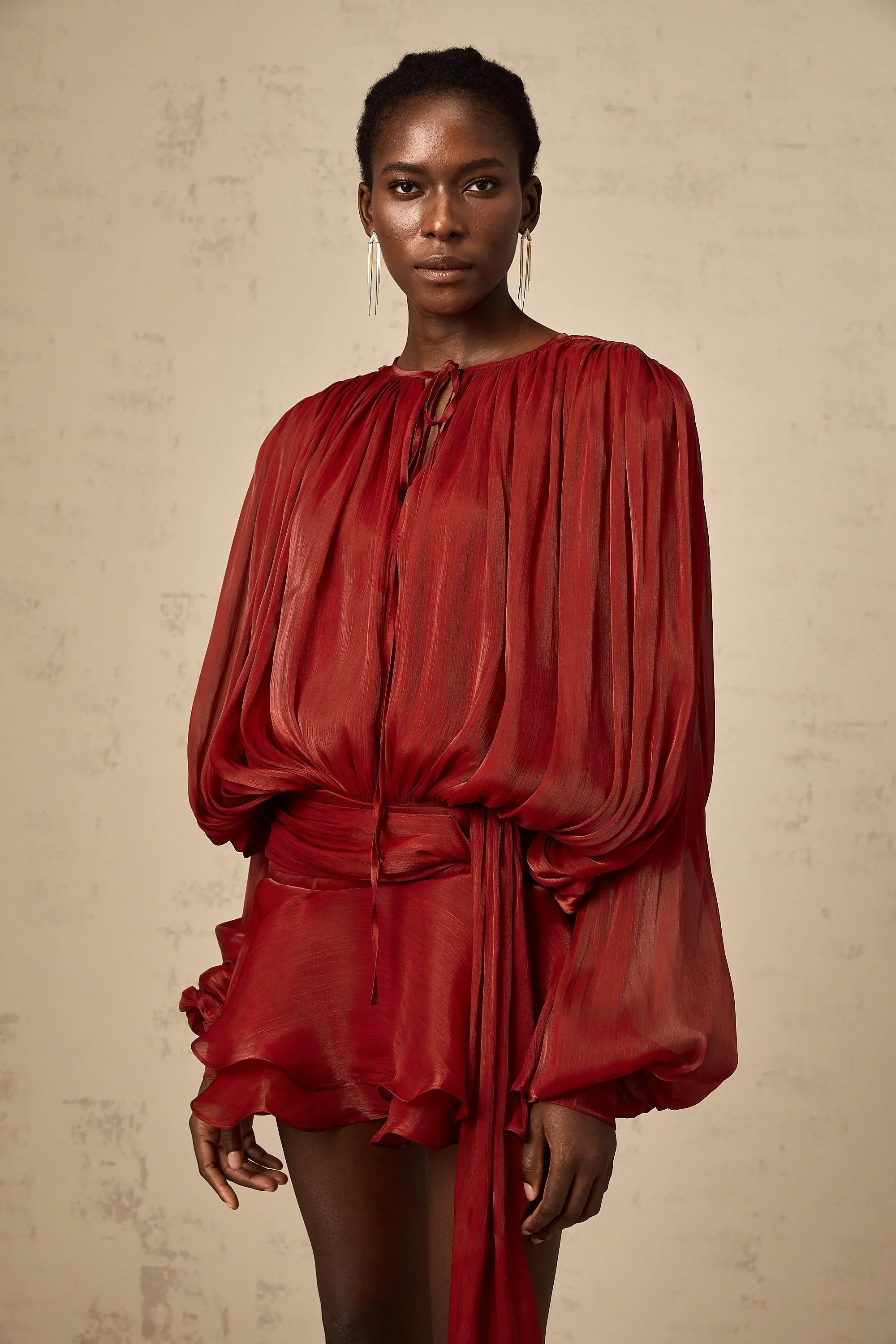 Robe courte à manches ballon drapées avec ourlet à volants