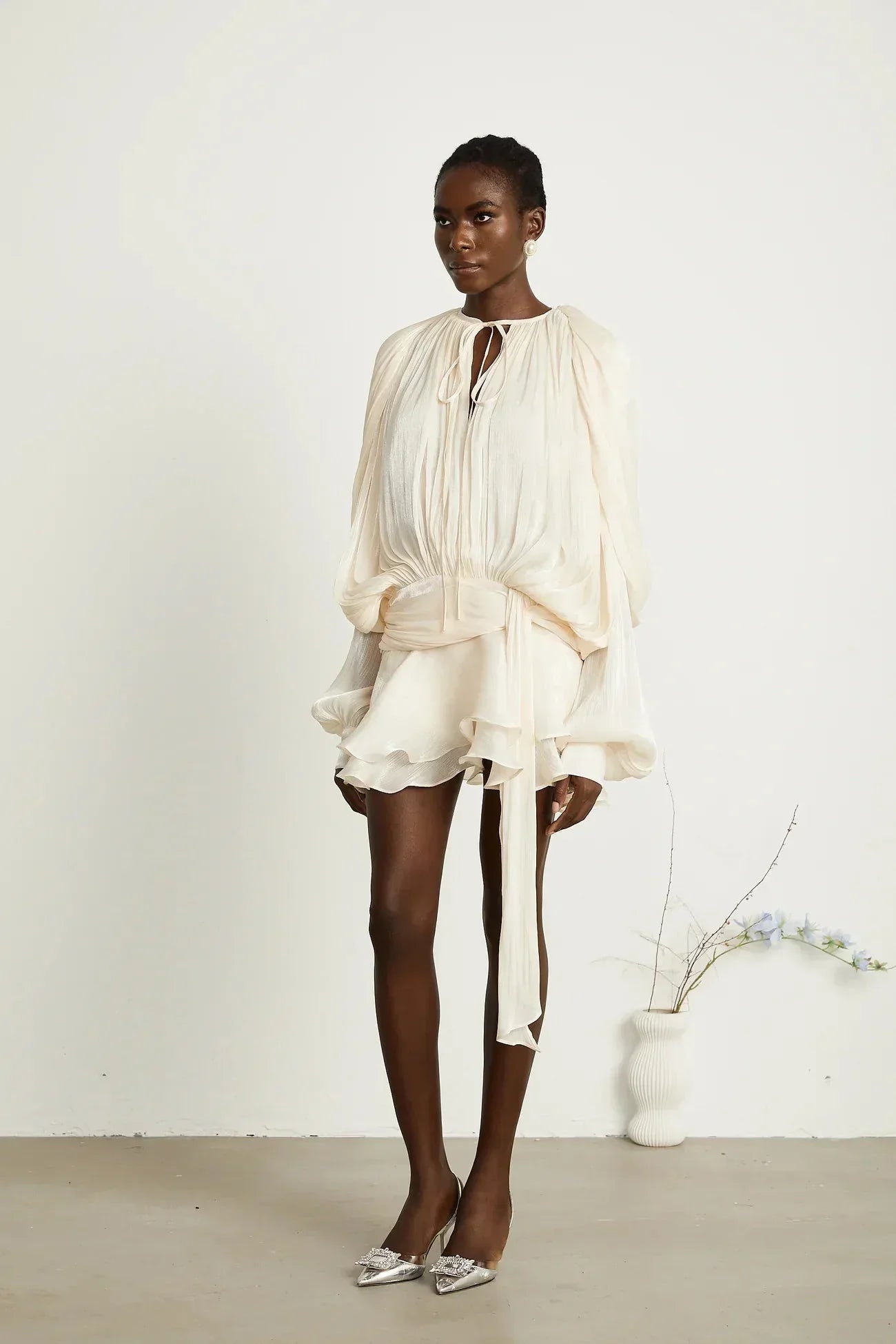 Robe courte à manches ballon drapées avec ourlet à volants