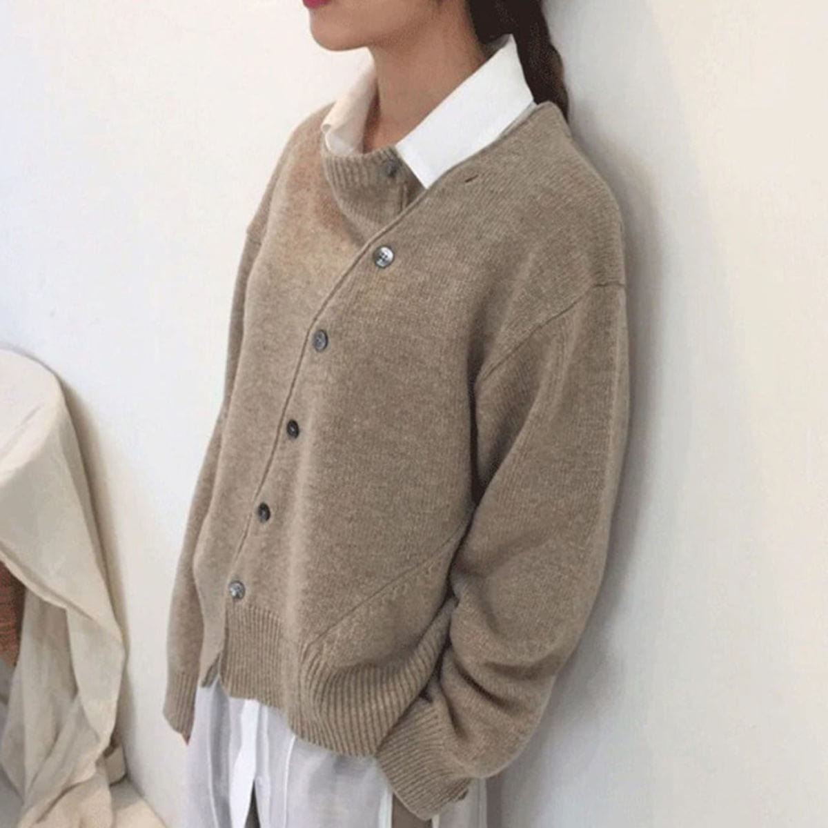 Cardigan da donna in morbido tessuto a maglia con scollo a V e chiusura frontale con bottoni