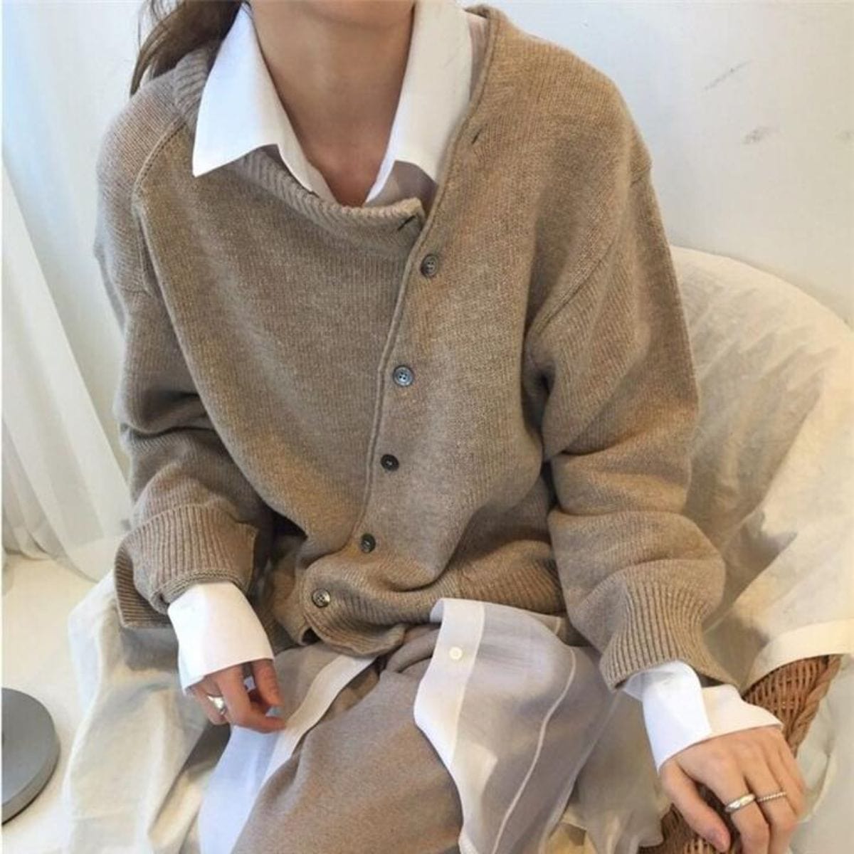 Cardigan da donna in morbido tessuto a maglia con scollo a V e chiusura frontale con bottoni