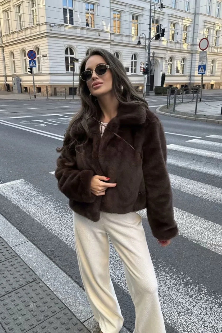 Manteau court en fausse fourrure pour femme avec col large