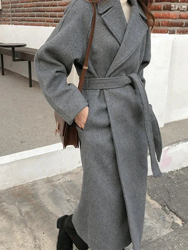 Cappotto lungo avvolgente da donna con cintura e vestibilità comoda