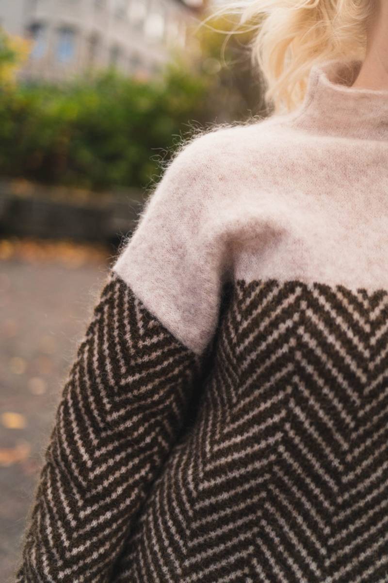 Maglione chic in maglia spinata da donna con collo alto