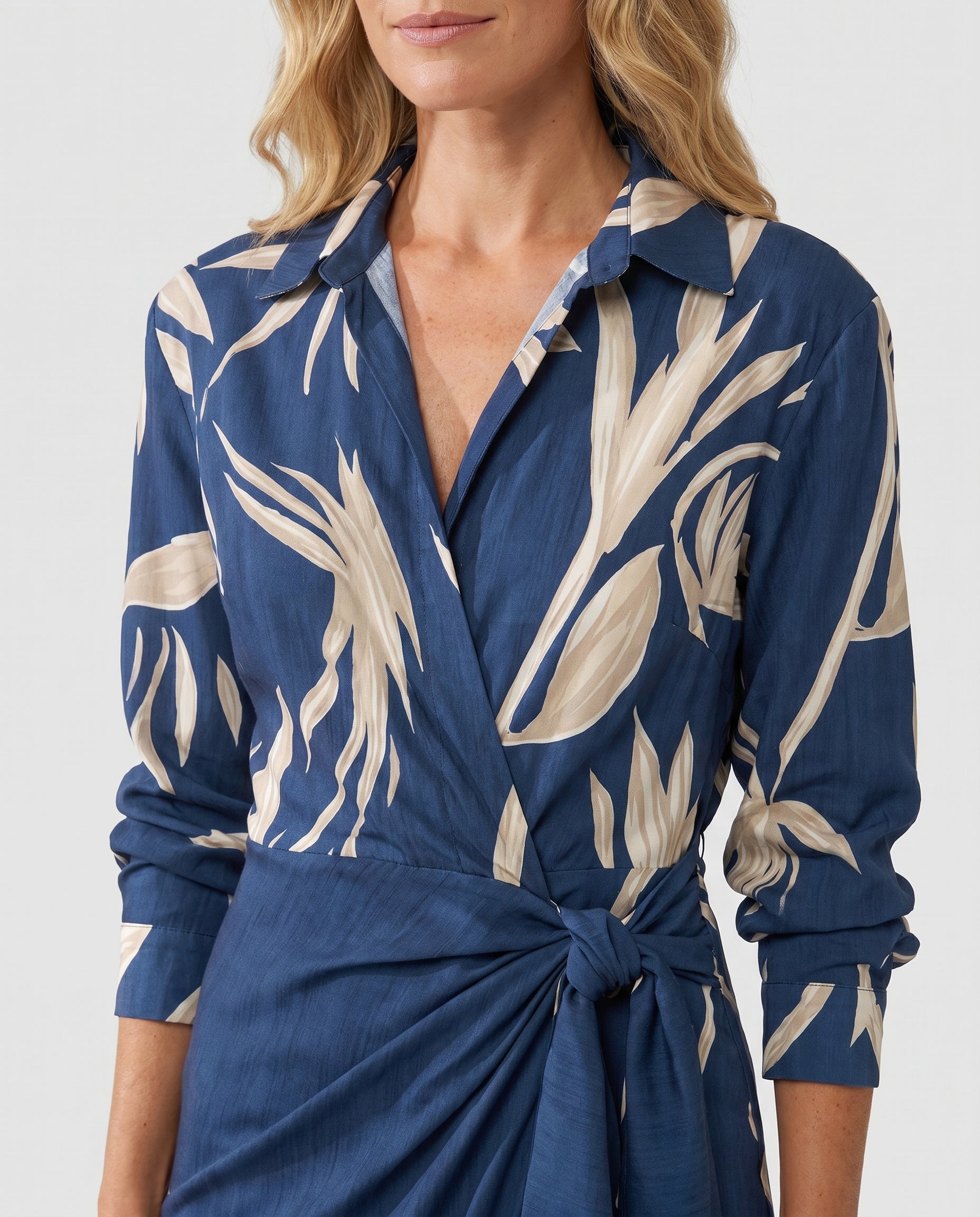 Robe longue portefeuille élégante pour femme à imprimé feuilles avec fente latérale